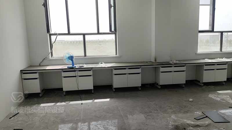 新疆喀什钢木工作台厂家安装案例