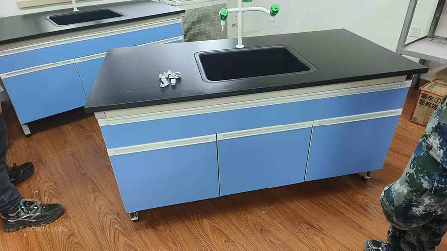 四川自贡实验室工作台厂家-钢木边台安装现场